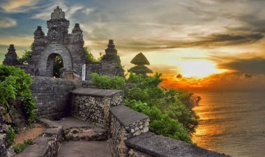 Uluwatu Temple, Bali - Wanderela
