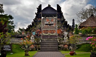 Mengwi Temple, Bali - Wanderela