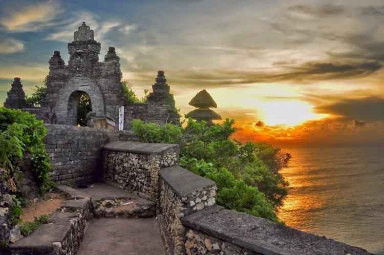 Uluwatu Temple, Bali - Wanderela