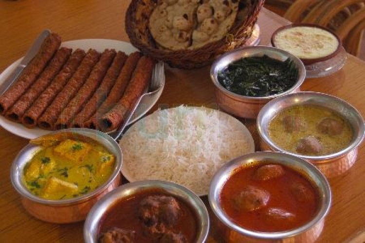 Savor the Flavors of Srinagar: What to Eat in the Paradise of Kashmir